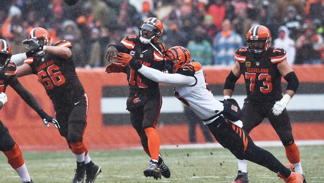 Cleveland Browns quarterback Robert Griffin III (10) throws a pass as Cincinnati Bengals defensive end Carlos Dunlap (96) closes in during the second quarter at FirstEnergy Stadium. Mandatory Credit: Ken Blaze-USA TODAY Sports
 ORG XMIT: USATSI-268614 ORIG FILE ID:  20161211_twg_bk4_091.jpg
