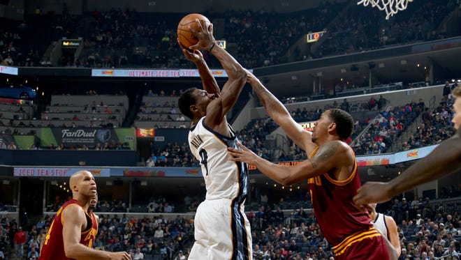 Memphis Grizzlies Tony Allen (center) shoots as he's defended by Cleveland Cavaliers Richard Jefferson (left) and Channing Frye.