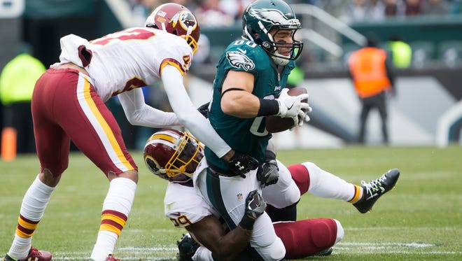 Philadelphia Eagles tight end Zach Ertz (86) makes a reception and is tackled by Washington Redskins strong safety Duke Ihenacho (29) during the first quarter at Lincoln Financial Field.