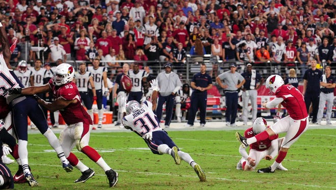 Arizona Cardinals kicker Chandler Catanzaro (7) misses a field goal attempt late in the fourth quarter against the New England Patriots.
