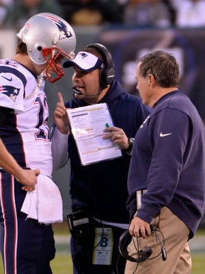 Josh McDaniels talks with Patriots QB Tom Brady.