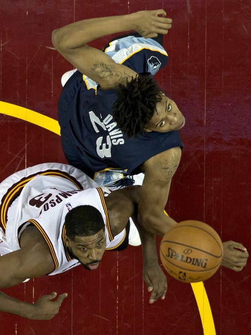 Cleveland Cavaliers' Tristan Thompson, left, and Memphis Grizzlies' Deyonta Davis look up at a loose ball in the second half of an NBA basketball game, Tuesday, Dec. 13, 2016, in Cleveland. The Cavaliers won 103-86. (AP Photo/Tony Dejak)