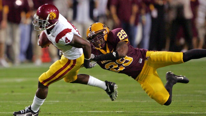 Southern California Trojans running back Joe McKnight (4) evades a tackle from Arizona State Sun Devils linebacker Robert James (29) in the first half at Sun Devil Stadium during a game in 2007.