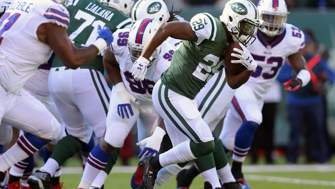 New York Jets running back Bilal Powell (29) runs the ball against the Buffalo Bills during the first quarter at MetLife Stadium.