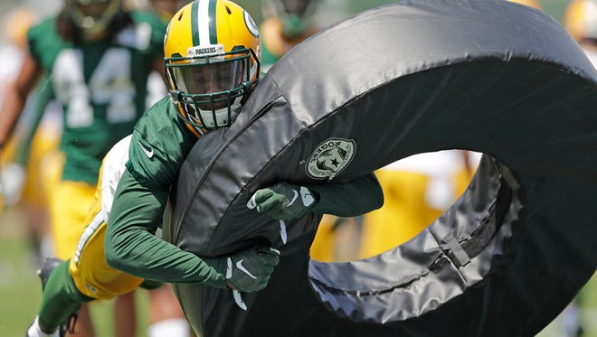 Green Bay Packers cornerback Lenzy Pipkins participates in a tackling drill.