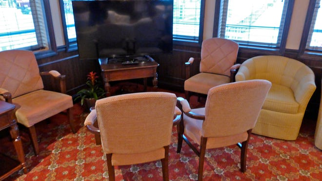 A large flatscreen TV and DVD player occupy the starboard corner of the
Paddlewheel Lounge.