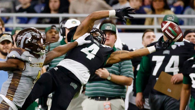Ohio running back Papi White (4) can't make the acrobatic catch during the second half against Western Michigan.