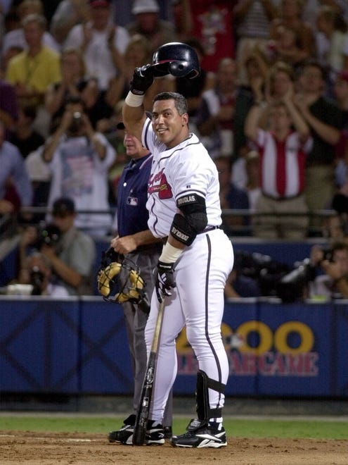 Andres Galarraga tips his hat to the crowd as they give him a standing ovation at the 2000 All-Star Game