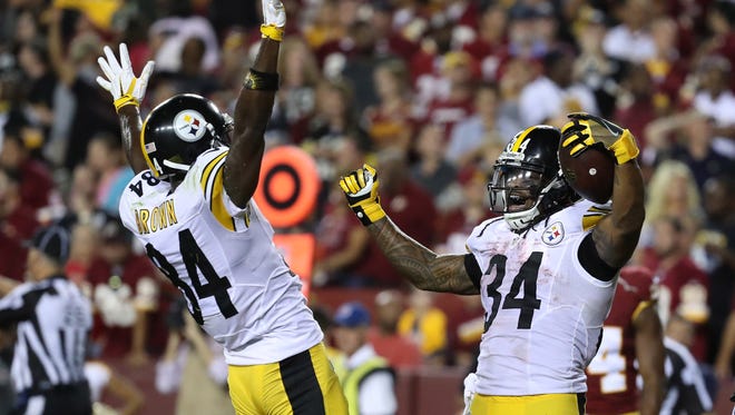 Steelers running back DeAngelo Williams (34) celebrates a fourth-quarter touchdown run with Antonio Brown (84).