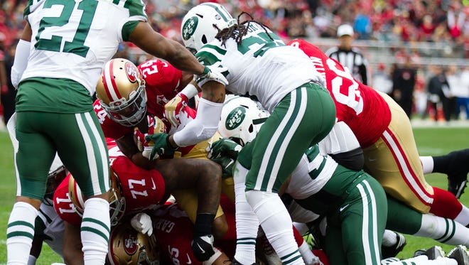49ers running back Shaun Draughn (24) scores a touchdown against the Jets.