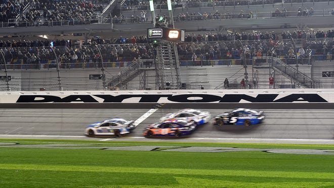 DUEL 2: Dale Earnhardt Jr. (88), leading during a restart, led 53 of 60 laps but finished sixth.