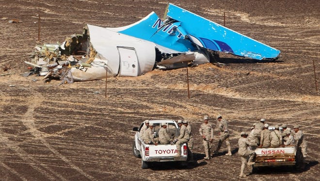 Egyptian servicemen approach a piece of wreckage of Russian MetroJet Airbus A321 at the site of the crash in Sinai, Egypt, 01 November 2015.
