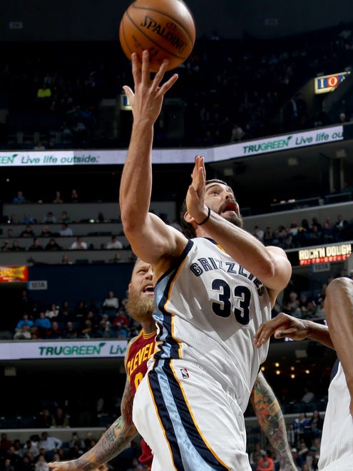Memphis Grizzlies Marc Gasol, right, shoots defended by Cleveland Cavaliers Chris Andersen, left.