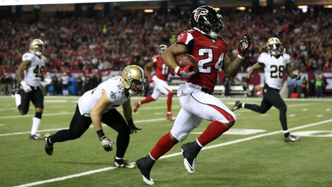 Falcons running back Devonta Freeman (24) runs for a long touchdown in the first quarter against the Saints.