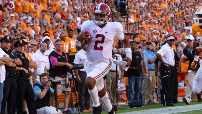 Alabama Crimson Tide quarterback Jalen Hurts runs for a touchdown against the Tennessee Volunteers.