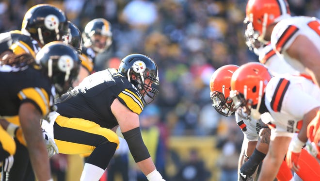 Pittsburgh Steelers center B.J. Finney (67) prepares to snap the ball against the Cleveland Browns defense during the second quarter at Heinz Field.