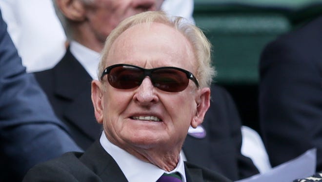 Tennis legend Rod Laver takes his seat on Centre Court on day nine.