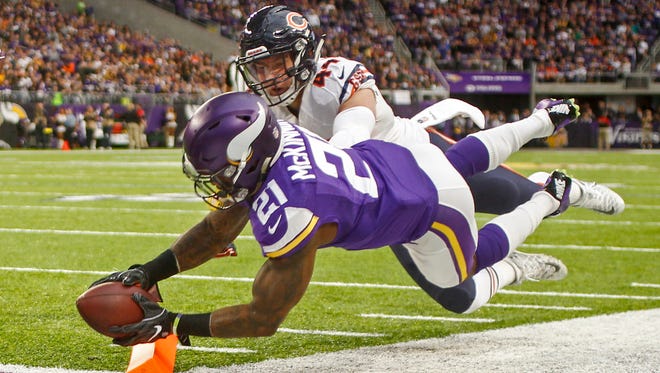 Minnesota Vikings running back Jerick McKinnon (21) reaches for the pylon to score a touchdown ahead of the defense of Chicago Bears linebacker Nick Kwiatkoski (44) in the first quarter at U.S. Bank Stadium.