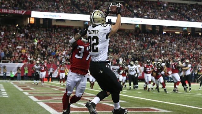 Saints tight end Coby Fleener (82) catches a touchdown pass against Falcons safety Ricardo Allen (37) in the first quarter.